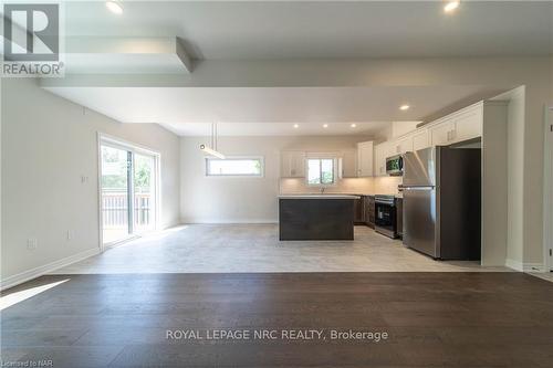 B - 427 Vine Street, St. Catharines, ON - Indoor Photo Showing Kitchen