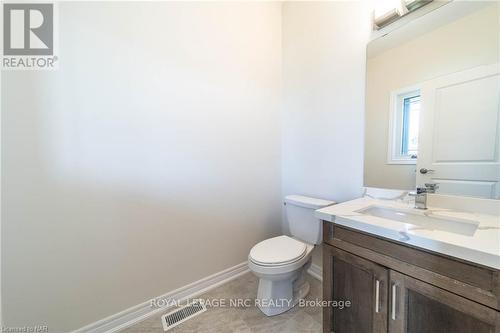 B - 427 Vine Street, St. Catharines, ON - Indoor Photo Showing Bathroom