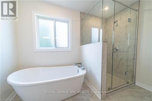 B - 427 Vine Street, St. Catharines, ON - Indoor Photo Showing Bathroom