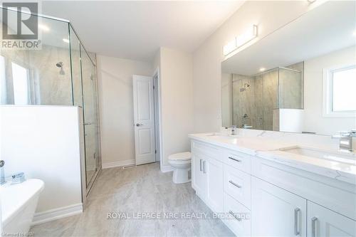 B - 427 Vine Street, St. Catharines, ON - Indoor Photo Showing Bathroom