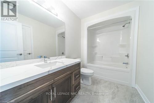 B - 427 Vine Street, St. Catharines, ON - Indoor Photo Showing Bathroom