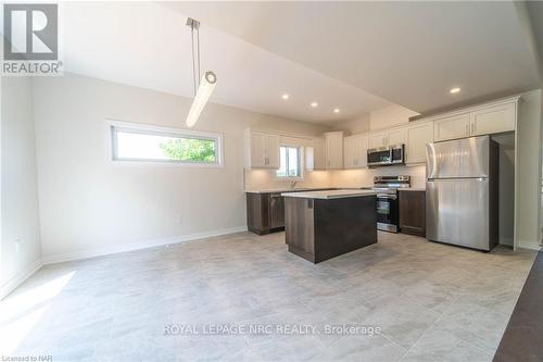 B - 427 Vine Street, St. Catharines, ON - Indoor Photo Showing Kitchen