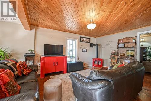 111 Rideau Street, Perth, ON - Indoor Photo Showing Living Room