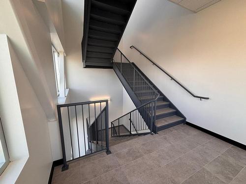 Escalier - 200-3351 Av. De La Gare, Mascouche, QC - Indoor Photo Showing Other Room