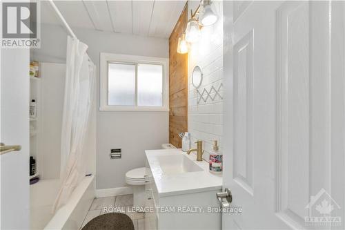 1112 Fifth Street E, Cornwall, ON - Indoor Photo Showing Bathroom