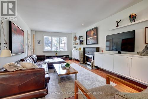 17 Cumberland Drive, Mississauga, ON - Indoor Photo Showing Living Room