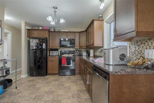 31 Habs Bay, La Broquerie, MB - Indoor Photo Showing Kitchen