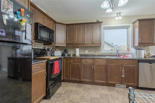 31 Habs Bay, La Broquerie, MB - Indoor Photo Showing Kitchen