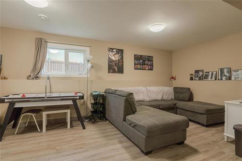 31 Habs Bay, La Broquerie, MB - Indoor Photo Showing Living Room