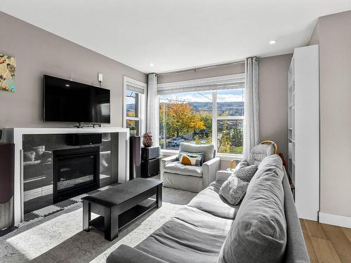 104-370 9Th Ave, Kamloops, BC - Indoor Photo Showing Living Room