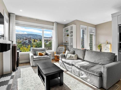 104-370 9Th Ave, Kamloops, BC - Indoor Photo Showing Living Room