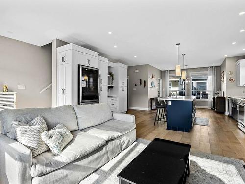 104-370 9Th Ave, Kamloops, BC - Indoor Photo Showing Living Room