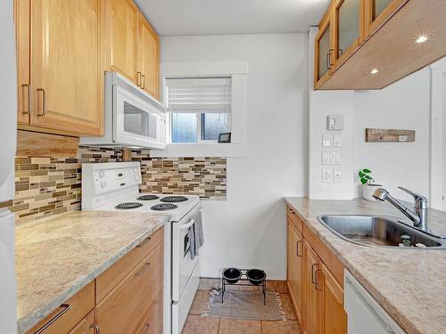 110-870 Mcqueen Drive, Kamloops, BC - Indoor Photo Showing Kitchen