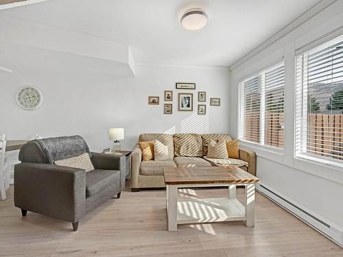 110-870 Mcqueen Drive, Kamloops, BC - Indoor Photo Showing Living Room