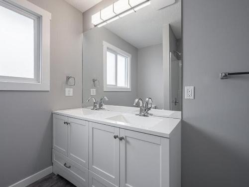 570 Collingwood Drive, Kamloops, BC - Indoor Photo Showing Bathroom