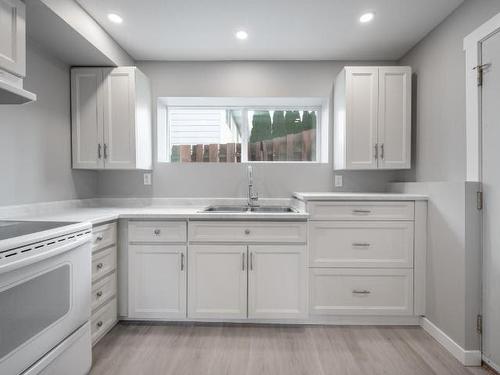 570 Collingwood Drive, Kamloops, BC - Indoor Photo Showing Kitchen With Double Sink