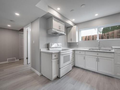 570 Collingwood Drive, Kamloops, BC - Indoor Photo Showing Kitchen