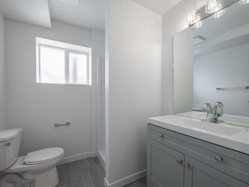 570 Collingwood Drive, Kamloops, BC - Indoor Photo Showing Bathroom