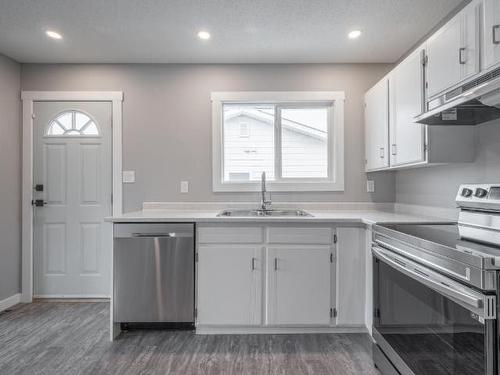 570 Collingwood Drive, Kamloops, BC - Indoor Photo Showing Kitchen With Double Sink