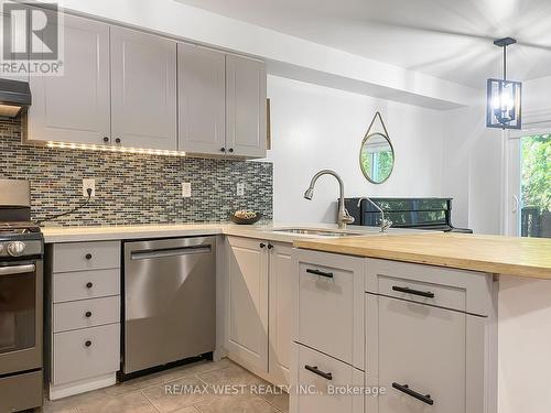 84 Willoway, Whitchurch-Stouffville, ON - Indoor Photo Showing Kitchen With Upgraded Kitchen