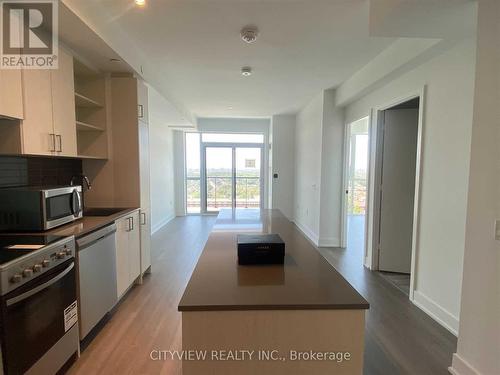 925 - 50 George Butchart Drive, Toronto, ON - Indoor Photo Showing Kitchen