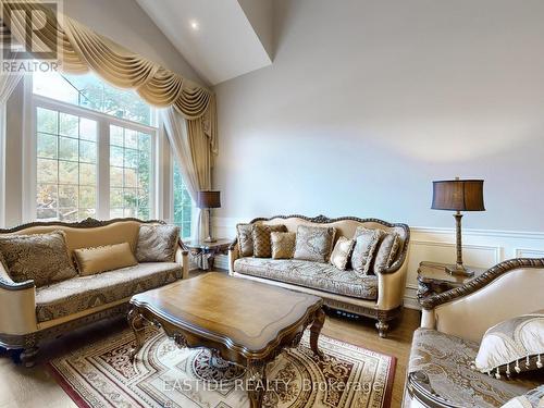 27 Brimwood Crescent, Richmond Hill, ON - Indoor Photo Showing Living Room