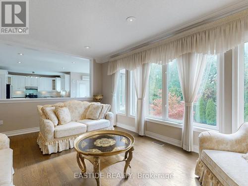 27 Brimwood Crescent, Richmond Hill, ON - Indoor Photo Showing Living Room