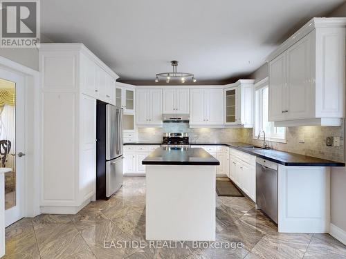 27 Brimwood Crescent, Richmond Hill, ON - Indoor Photo Showing Kitchen