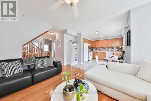 2185 Sutton Drive, Burlington, ON - Indoor Photo Showing Living Room