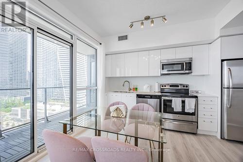 1907 - 2200 Lake Shore Boulevard W, Toronto, ON - Indoor Photo Showing Kitchen