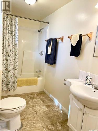 100 Betts Avenue, Yorkton, SK - Indoor Photo Showing Bathroom