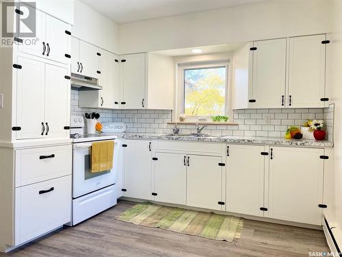 100 Betts Avenue, Yorkton, SK - Indoor Photo Showing Kitchen With Double Sink