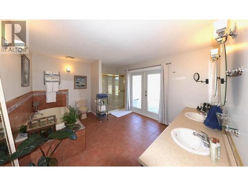 2335 Scenic Road, Kelowna, BC - Indoor Photo Showing Bathroom