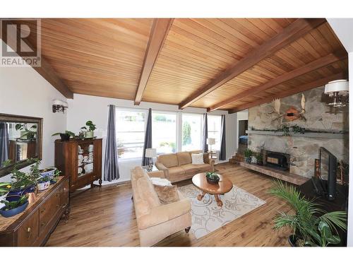 2335 Scenic Road, Kelowna, BC - Indoor Photo Showing Living Room With Fireplace