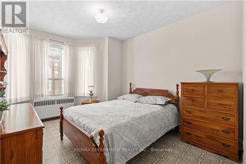 179 Park Street N, Hamilton, ON - Indoor Photo Showing Bedroom