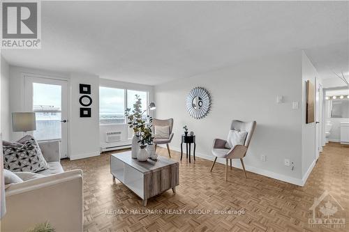 1906 - 158B Mcarthur Avenue, Ottawa, ON - Indoor Photo Showing Living Room