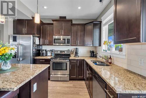 20 425 Langer Place, Warman, SK - Indoor Photo Showing Kitchen With Stainless Steel Kitchen With Double Sink With Upgraded Kitchen