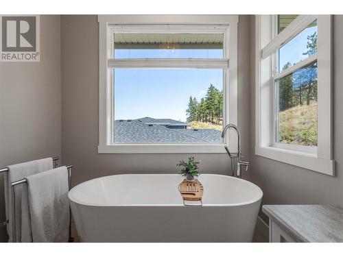 49 Forest Edge Drive, Kelowna, BC - Indoor Photo Showing Bathroom