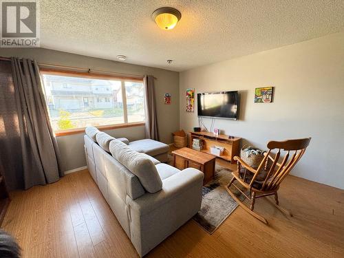 10693 Cottonwood Crescent, Dawson Creek, BC - Indoor Photo Showing Living Room