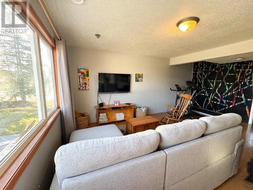 10693 Cottonwood Crescent, Dawson Creek, BC - Indoor Photo Showing Living Room