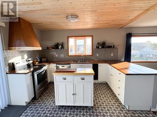 10693 Cottonwood Crescent, Dawson Creek, BC - Indoor Photo Showing Kitchen With Double Sink