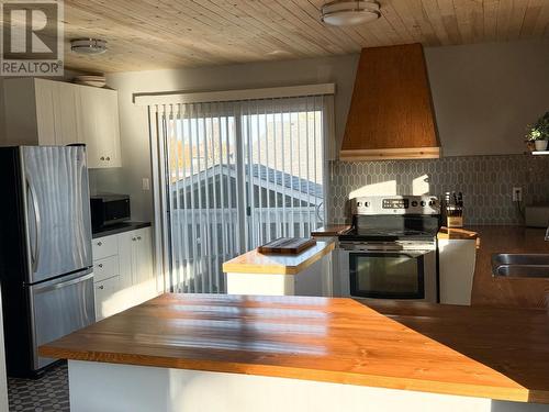 10693 Cottonwood Crescent, Dawson Creek, BC - Indoor Photo Showing Kitchen With Double Sink