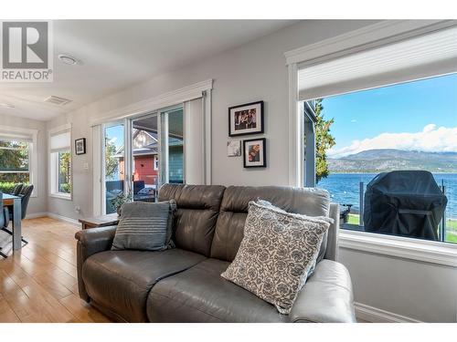 1541 Blind Bay Road Unit# 1, Sorrento, BC - Indoor Photo Showing Living Room