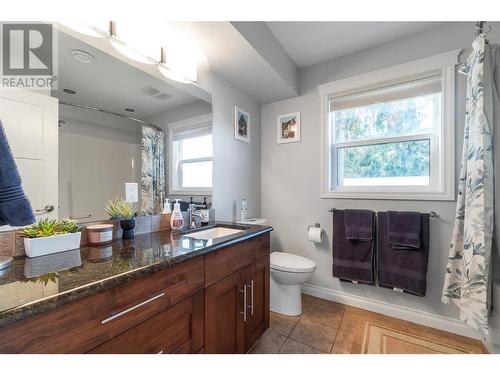 1541 Blind Bay Road Unit# 1, Sorrento, BC - Indoor Photo Showing Bathroom