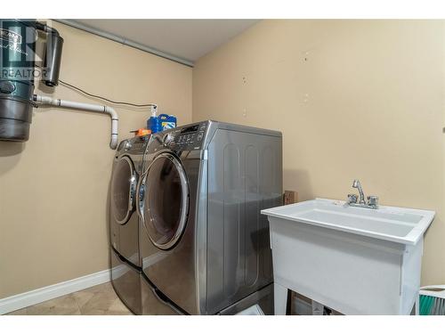 1541 Blind Bay Road Unit# 1, Sorrento, BC - Indoor Photo Showing Laundry Room