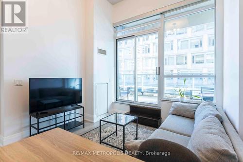 405 - 500 Sherbourne Street, Toronto, ON - Indoor Photo Showing Living Room