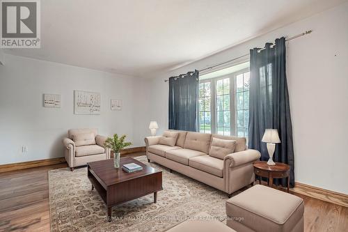 211 Phillips Street, Barrie, ON - Indoor Photo Showing Living Room