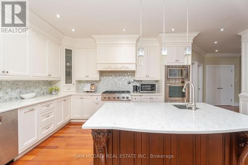 2489 Olinda Court, Mississauga, ON - Indoor Photo Showing Kitchen With Upgraded Kitchen