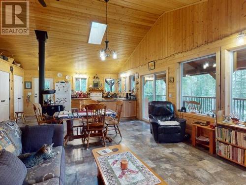 1837 Blubber Bay Rd, Texada Island, BC - Indoor Photo Showing Living Room