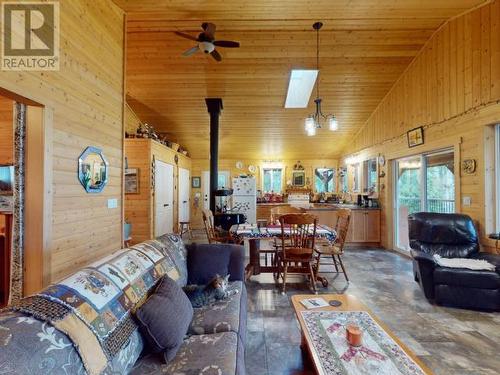 1837 Blubber Bay Rd, Texada Island, BC - Indoor Photo Showing Living Room